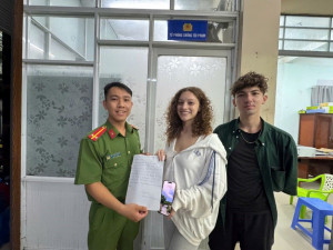 Công an xã Phước An hỗ trợ công dân Mỹ tìm lại điện thoại...
