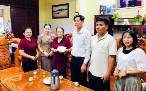 Chủ tịch Ủy ban MTTQVN phường Phước Bình thăm, tặng quà gia đình chính sách nhân kỷ niệm 78 năm ngày thương binh - liệt sĩ (27/7/1947-27/7/2025)