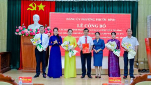 Đảng ủy phường Phước Bình trao Quyết định thành lập cơ quan UBMTTQVN phường; các cơ quan chuyên trách tham mưu giúp việc Đảng ủy; các Đảng bộ cơ sở trực thuộc Đảng ủy phường