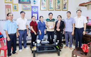 Phó Bí thư Thường trực Đảng ủy phường Phước Bình thăm, tặng quà gia đình Chính sách nhân Kỷ niệm 78 năm ngày Thương binh Liệt sĩ (27/7/1947-27/7/2025)