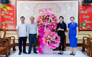 Lãnh đạo phường Phước Bình chúc mừng 80 năm Ngày truyền thống Văn phòng các cơ quan hành chính Nhà nước (28/8/1945-28/8/2025)