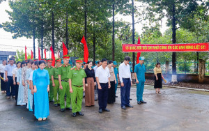 Phước Bình viếng Đài tưởng niệm Liệt sĩ Bình Sơn     