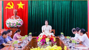 Tỉnh ủy viên, Bí thư Đảng ủy phường Huỳnh Thị Thùy Trang làm việc với Hội Nông dân, các  Hợp tác xã trên địa bàn