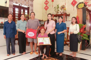 Bí thư Đảng ủy phường Phước Bình chúc thọ người cao tuổi nhân ngày Quốc tế Người cao tuổi 1-10.