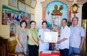 Phó Bí thư Thường trực, Chủ tịch HĐND phường Phạm Thị Anh Thư thăm, chúc thọ người cao tuổi