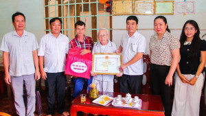 Chủ tịch UBND phường Phước Bình thăm, tặng quà người cao tuổi tròn 90.