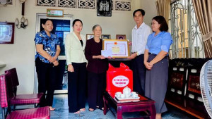 UVBTV Đảng ủy, Chủ tịch UBMTTQVN phường Hà Tấn Tân thăm, chúc thọ người cao tuổi