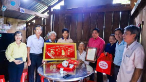 Đoàn công tác tỉnh Đồng Nai, thăm chúc thọ người cao tuổi trên địa bàn phường Phước Bình.