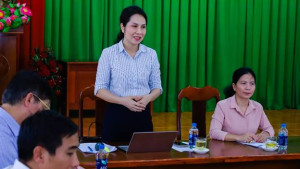 Tỉnh ủy viên, Bí thư Đảng ủy phường Huỳnh Thị Thùy Trang làm việc với Ban Điều hành khu phố 5.