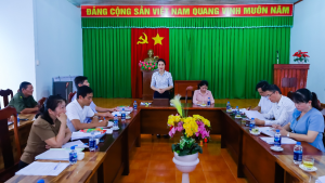 Provincial Party Member and Secretary of the Phuoc Binh Ward Party Committee, Ms. Huynh Thi Thuy Trang, Works with the Executive Board of Quarter 5