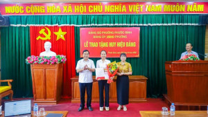 ĐẢNG ỦY UBND PHƯỜNG PHƯỚC BÌNH TRAO HUY HIỆU 30 NĂM TUỔI ĐẢNG