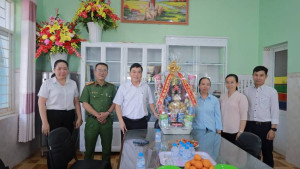 Chủ tịch UBND phường Phước Bình thăm, tặng quà các Tổ chức Tôn giáo nhân dịp Lễ Giáng sinh năm 2025