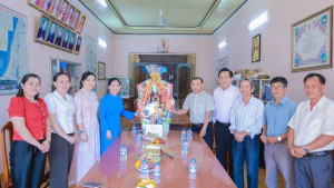 Bí thư Đảng ủy phường Phước Bình thăm, tặng quà nhân dịp Lễ Giáng sinh năm 2025.