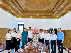 Chủ tịch UBMTTQVN phường Phước Bình thăm tặng quà Giáng sinh năm 2025