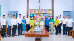 Thường trực Đảng ủy phường thăm, tặng quà giáo xứ Phước Long nhân dịp Lễ Giáng sinh năm 2025