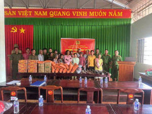 Công an phường Phước Bình tiếp tục tăng cường công tác xây dựng và hoạt động của mô hình “giao nộp vũ khí, vật liệu nổ, công cụ hỗ trợ và pháo đổi quà tặng”.