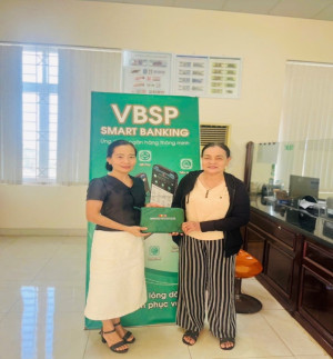 Phòng giao dịch Ngân hàng Chính sách Xã hội Phước Long phối hợp cùng Mastercard tặng quà tri ân khách hàng gửi tiết kiệm