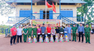 Trao quà Tết cho hộ khó khăn đồng bào dân tộc thiểu số Khu phố Long Giang