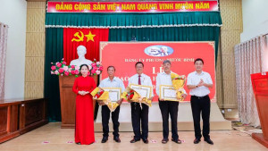 Đảng ủy phường Phước Bình trao huy hiệu Đảng đợt 3/2/2026
