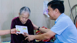 Đồng chí Nguyễn Văn Dũng thăm, tặng quà gia đình chính sách.