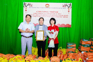 Cửa hàng Yến sào Kim Liên trao tặng 40 phần quà Tết cho người nghèo