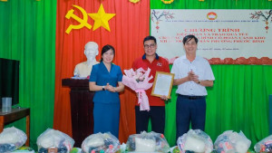 Câu lạc bộ Hương Từ Tâm tặng 110 xuất quà cho hộ nghèo và người có hoàn cảnh khó khăn.