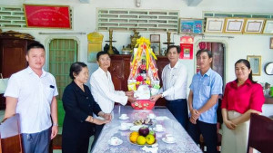 Chủ tịch UBMTTQVN phường Phước Bình thăm, tặng quà các gia đình chính sách trên địa bàn.