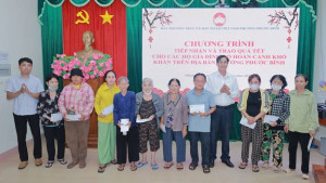 Công ty TNHH Minh Loan tặng 50 phần quà Tết cho bà con có hoàn cảnh khó khăn