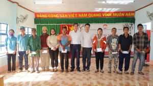 Tiệm vàng Kim Thanh Nguyệt trao tặng 100 phần quà tết cho bà con có hoàn cảnh khó khăn.
