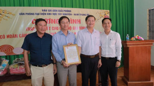 Báo SGGP và Công ty Phát Tân Thuận tặng quà tết cho bà con khu phố Bình Minh