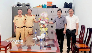 Chủ tịch UBND phường Phước Bình thăm, tặng quà Tết Đội PCCC và CNCH khu vực 13 và Đội Cảnh sát giao thông đường bộ số 4