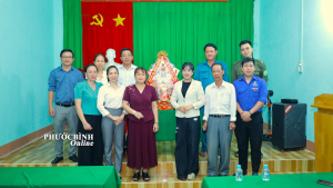 Lãnh đạo phường Phước Bình thăm tặng quà các khu phố