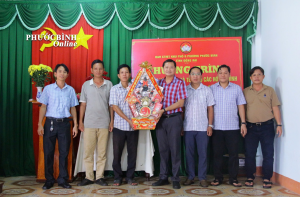 Lãnh đạo phường Phước Bình thăm, chúc Tết các khu phố trên địa bàn phường.