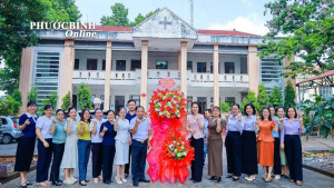 Lãnh đạo phường Phước Bình thăm, chúc mừng Trạm y tế phường nhân ngày Thầy thuốc Việt Nam
