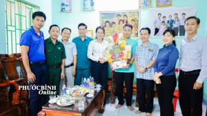 Phước Bình: thăm, tặng quà thanh niên tình nguyện lên đường nhập ngũ.