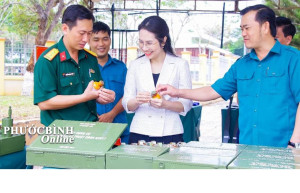 Bí thư Đảng ủy Huỳnh Thị Thùy Trang thăm, chúc Tết Ban Chỉ huy Quân sự phường nhân dịp Tết nguyên đán Bính Ngọ 2026