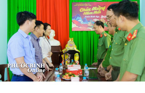 Bí thư Đảng ủy phường Phước Bình Huỳnh Thị Thùy Trang thăm và chúc Tết cán bộ, chiến sĩ Công an phường