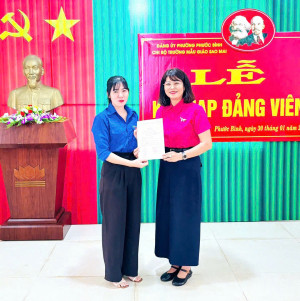 Chi bộ Trường Mẫu giáo Sao Mai tổ chức lễ kết nạp đảng viên mới.