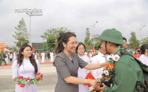 981 thanh niên thuộc Điểm giao quân số 5 - Ban Chỉ huy Phòng thủ khu vực 3 - Đồng Xoài phấn khởi lên đường nhập ngũ