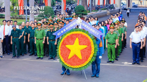 Lãnh đạo phường Phước Bình viếng Nghĩa trang liệt sĩ nhân kỷ niệm 51 năm Ngày Giải phóng miền Nam
