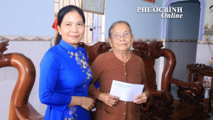 Phó Bí thư Thường trực Đảng ủy phường thăm, tặng quà gia đình chính sách