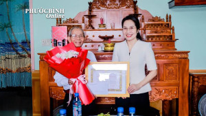 Trao Huy hiệu 60 năm tuổi Đảng tại nhà cho đảng viên cao tuổi.