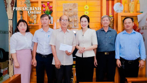 Bí thư Đảng ủy phường thăm, tặng quà gia đình chính sách