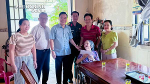 Chủ tịch UBND phường thăm, tặng quà gia đình chính sách