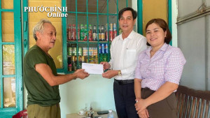 Lãnh đạo phường Phước Bình thăm, tặng quà gia đình chính sách