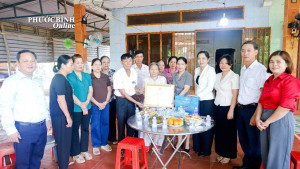 Phó Bí thư Thường trực Đảng ủy phường thăm người cao tuổi tiêu biểu tròn 90