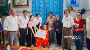 Thăm, chúc thọ người cao tuổi nhân Ngày truyền thống Người cao tuổi Việt Nam (6/6)