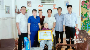 Phó Chủ tịch UBND phường Bùi Thị Hằng thăm và chúc thọ người cao tuổi.
