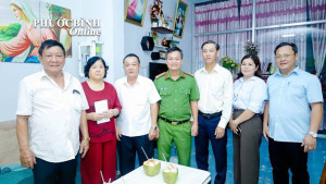 Đồng chí Thái Thanh Phong thăm, tặng quà gia đình chính sách