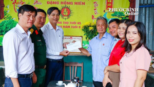 Chủ tịch UBMTTQVN phường thăm, tặng quà gia đình chính sách nhân kỷ niệm 79 năm ngày Thương binh Liệt sĩ (27/7/1947 - 27/7/2026).